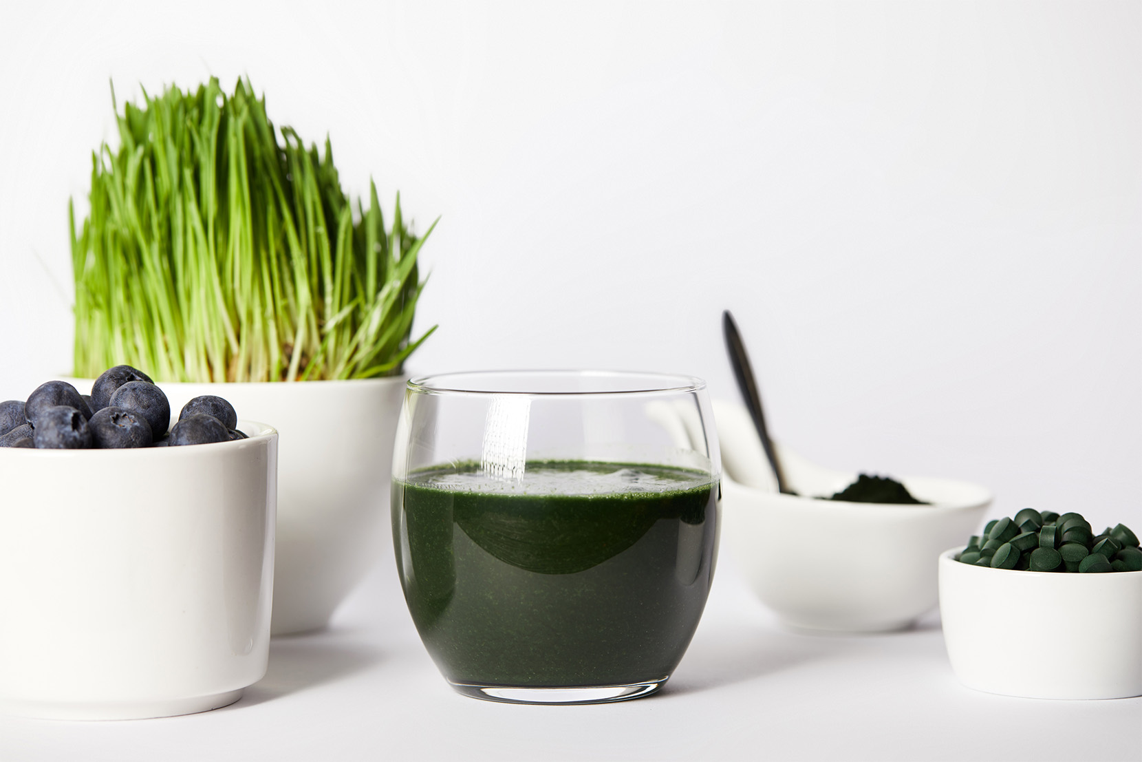 spirulina-nápoj-scéna-na-bielom-pozadí